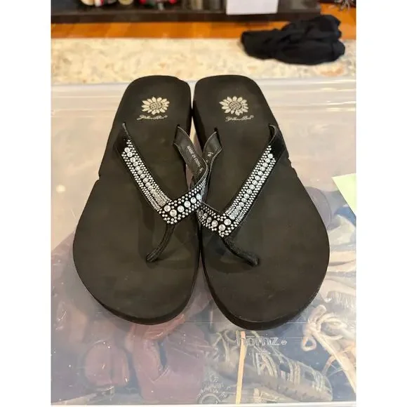 Yellow Box Women Black Rhinestone Flip Flops Sandals Size 8.5 - Picture 2 of 9